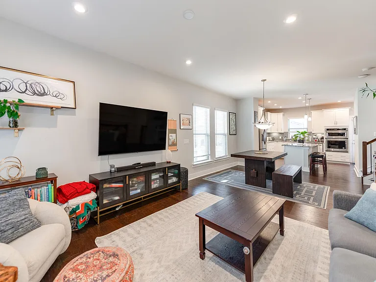 16031 Roscoe Ln — Photo 8