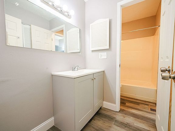 5th image of 100 Heritage Cir #144
