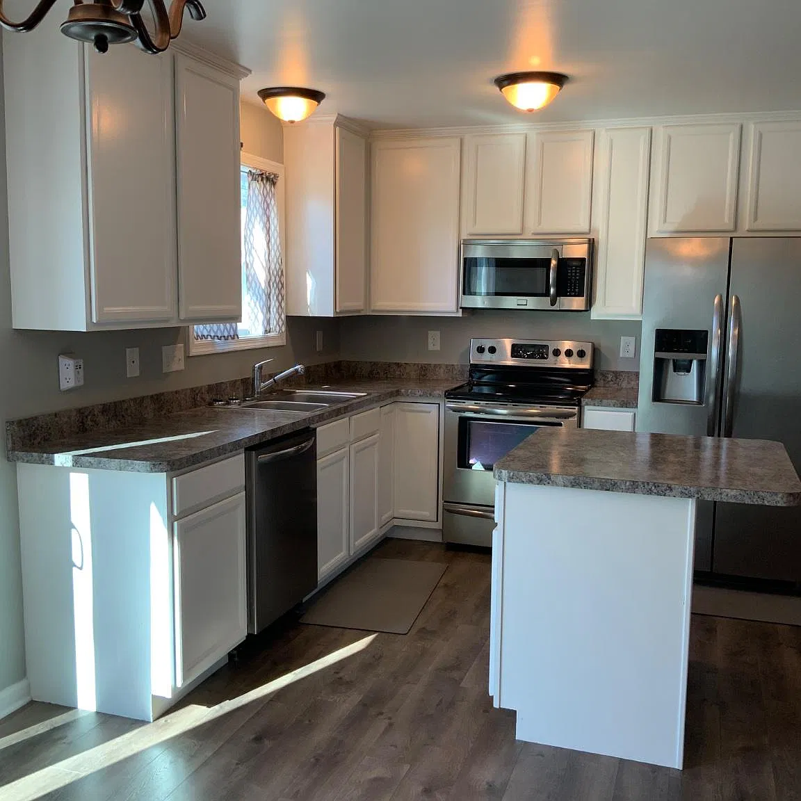 3 bed, 2.5 bath, 1328 sqft, $2,200 — Photo 3