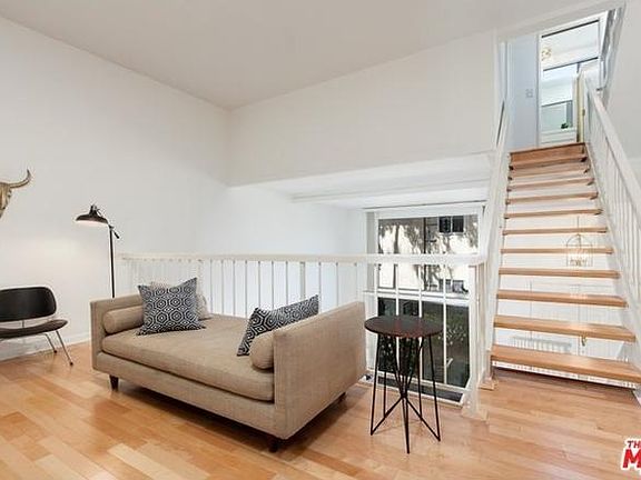 5th image of 986 Granville Ave