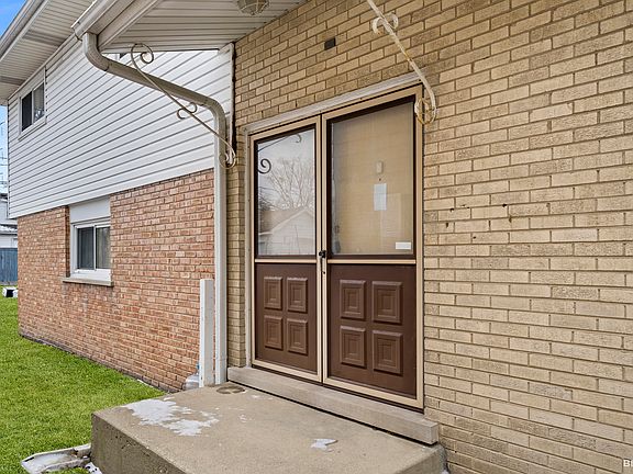 4th image of 9518 Le Claire Ave