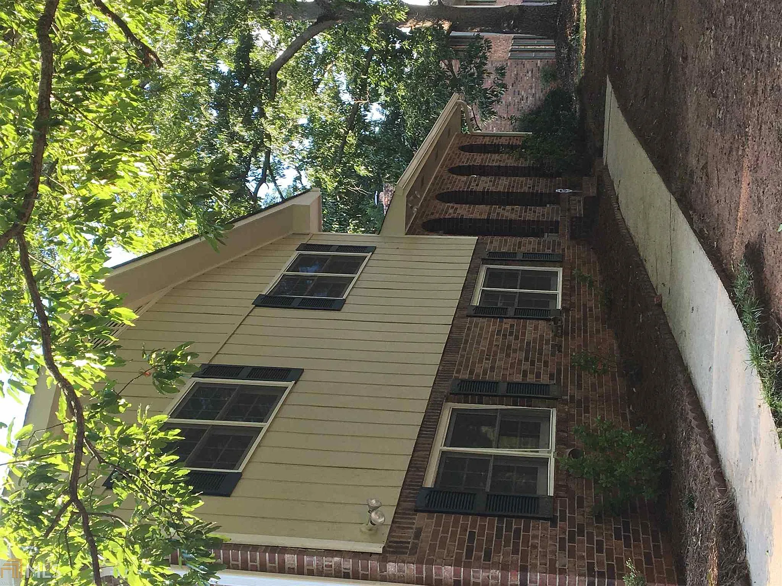 8807 Twin Oaks Dr photo 1