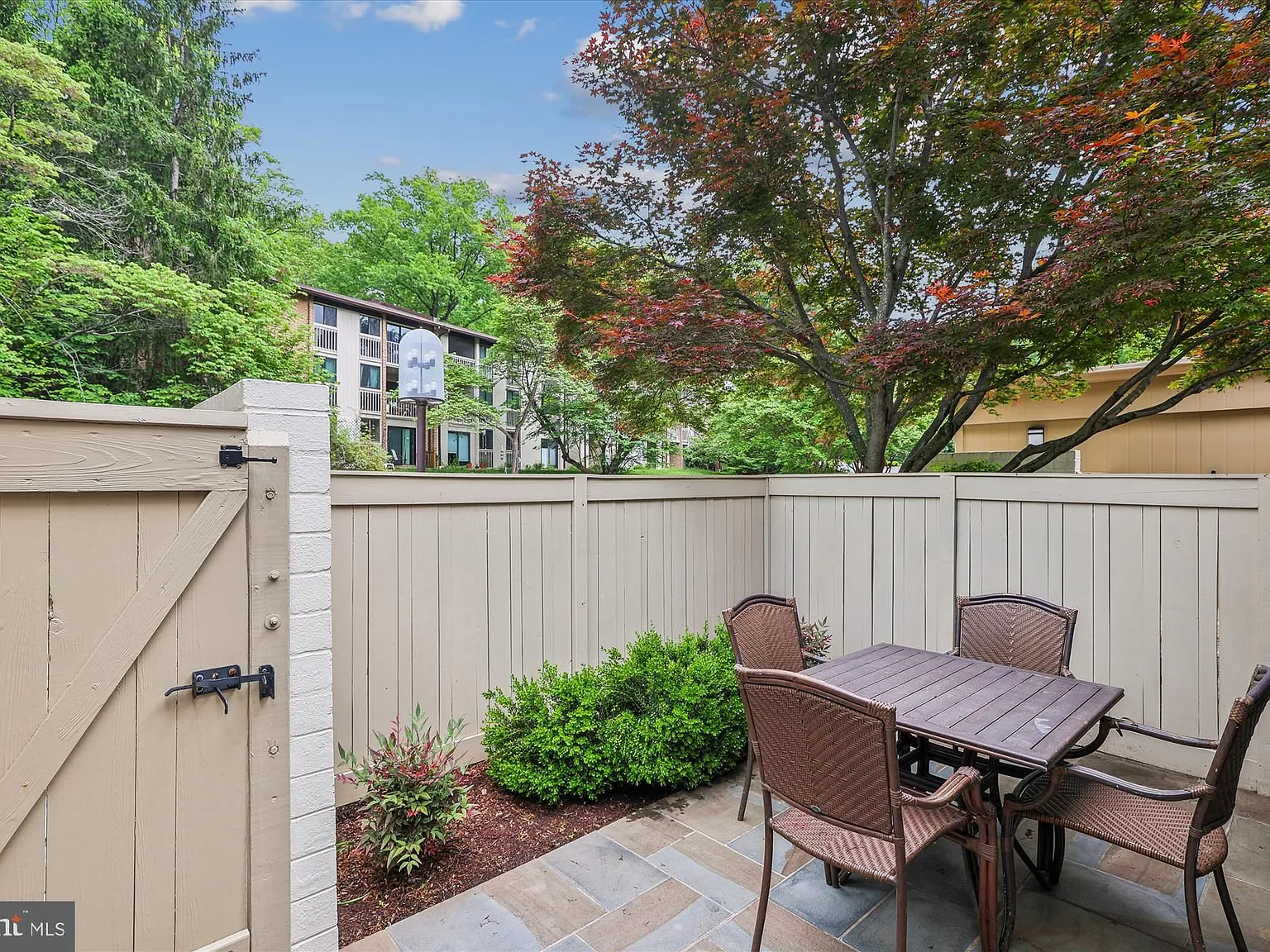 3 bed, 3.5 bath, 1875 sqft, $5,200 — Photo 3