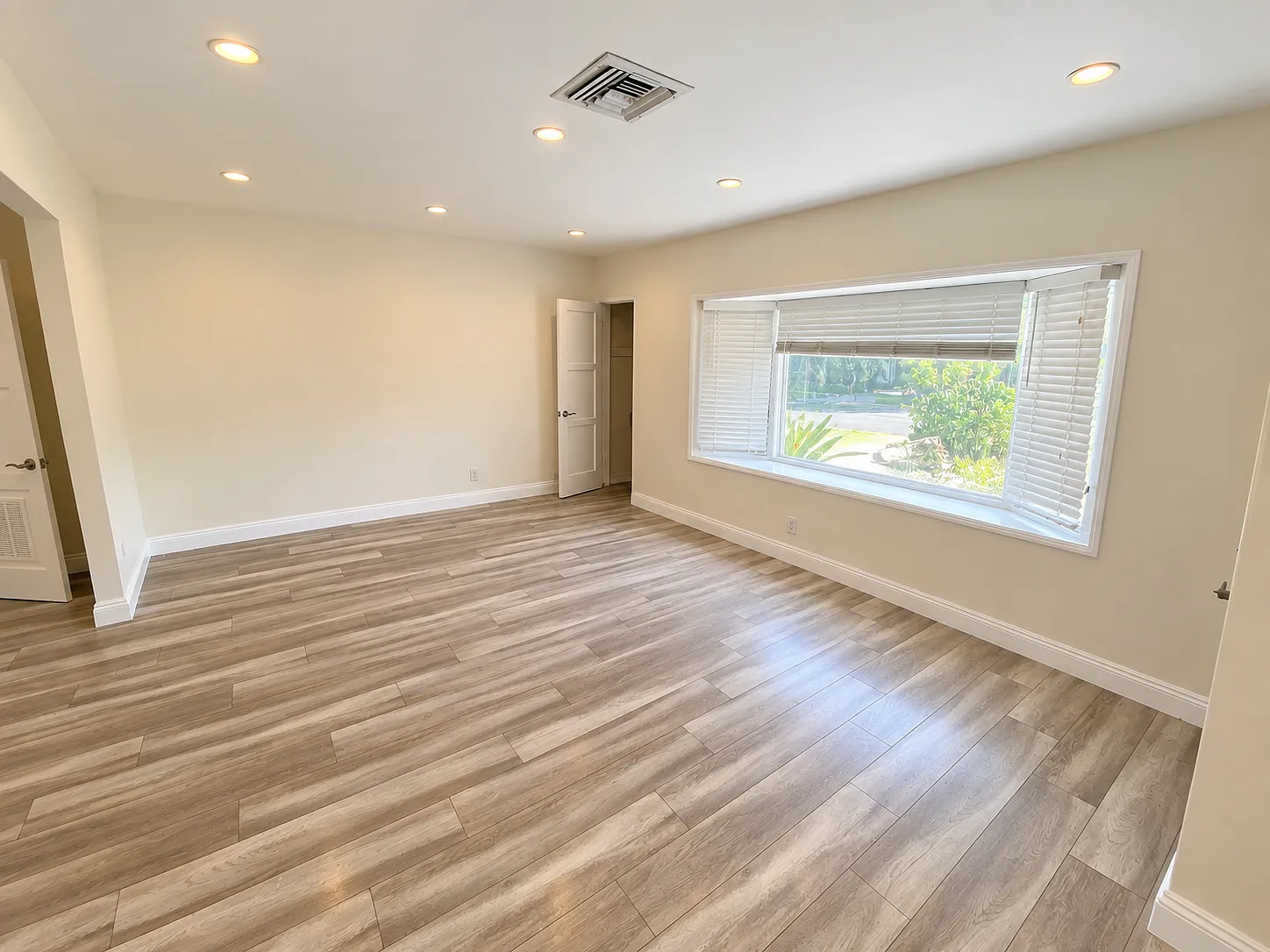 4 bed, 1706 sqft, $4,950 — Photo 2