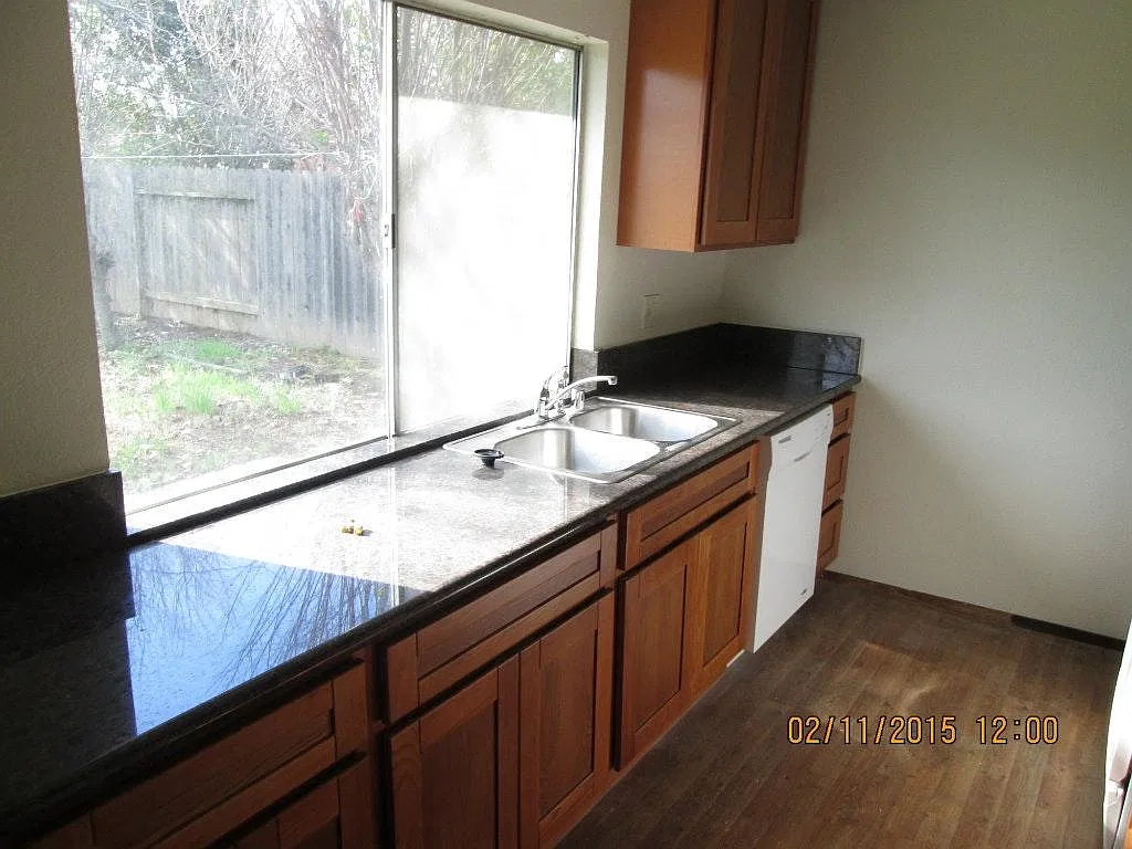 3 bed, 2.5 bath, 1100 sqft, $2,195 — Photo 4
