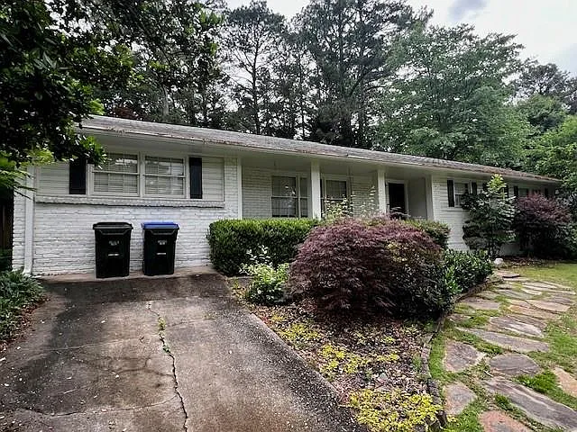 Building Photo - 2672 Warwick Cir NE