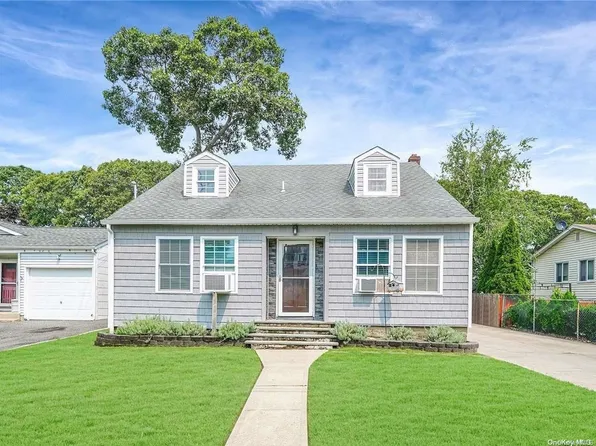 39 Cedarhurst Avenue, Selden, NY 11784