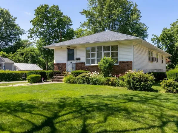 1544 N Thompson Dr, Bay Shore, NY 11706
