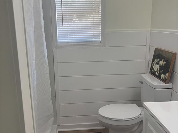 2nd image of 117 NE Georgia Dr