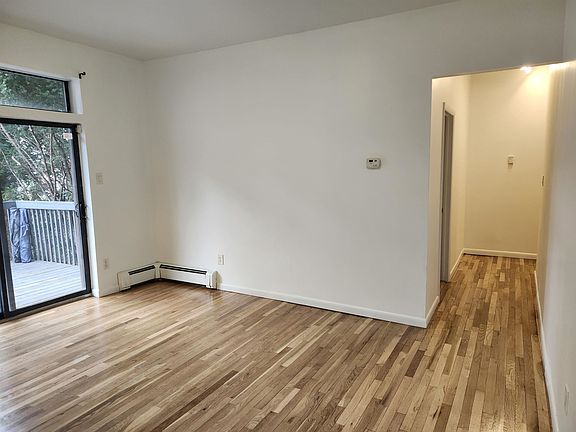 4th image of 208 Willow Ave APT 102