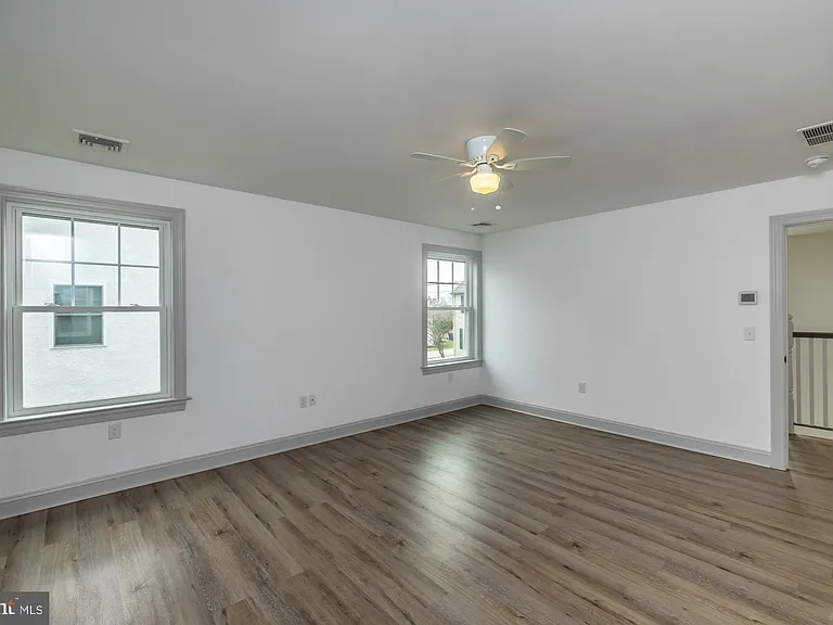 411 James St — Photo 35