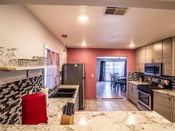 4th image of 1118 N Monterey Ave #0