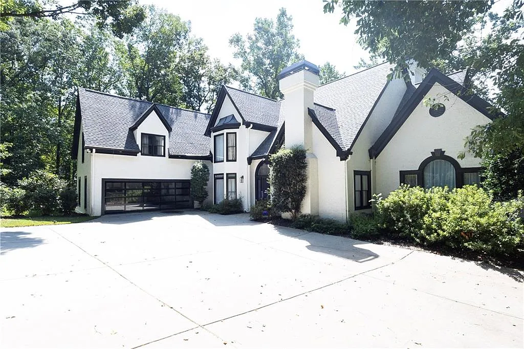6 bed, 4.5 bath, 7100 sqft, $11,900 — Photo 1