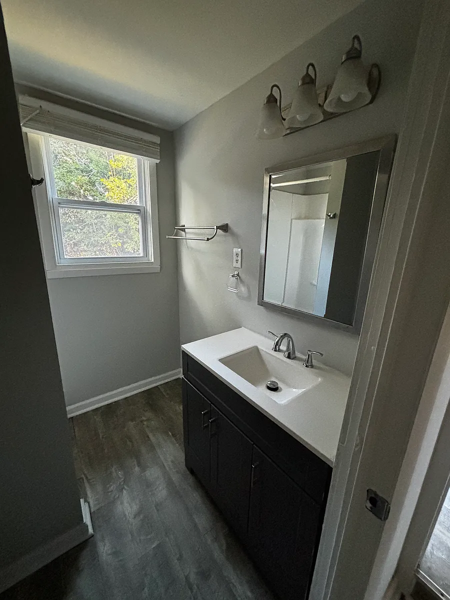 Building Photo - 709 Wilson Ave #B