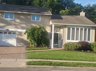 43 Phipps Ln, Plainview, NY 11803