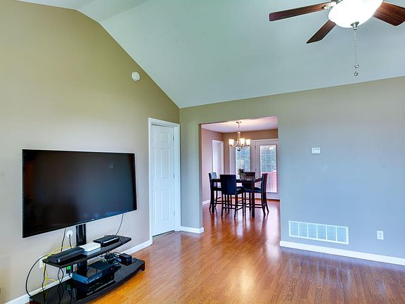 4th image of 150 Charleston Ct