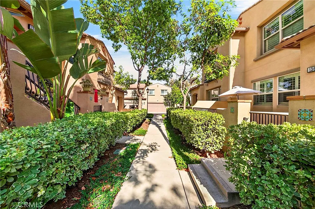 3 bed, 2.5 bath, 1390 sqft, $4,199 — Photo 3