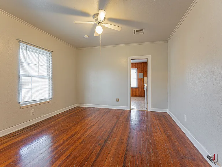 458 College Ave — Photo 3