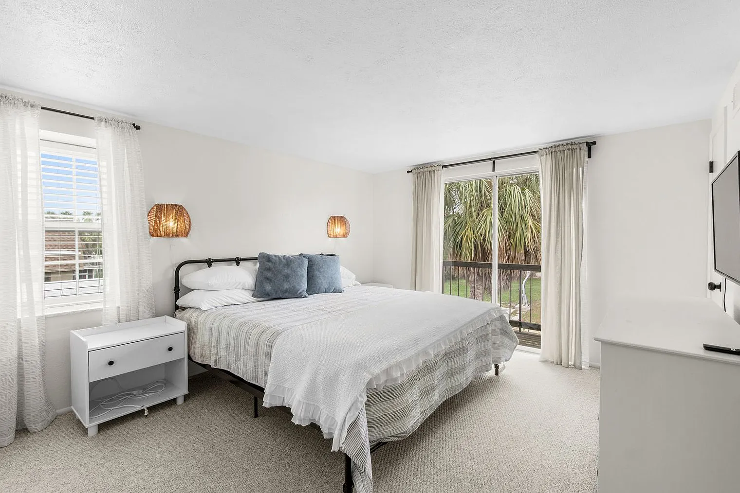 2 bed, 1.5 bath, 871 sqft, $4,354 — Photo 4