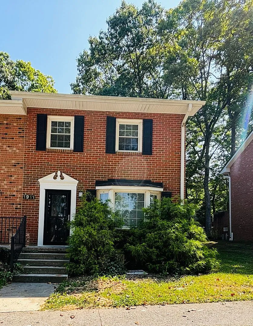 3 Bedroom, 2 Bath Townhouse — Photo 1