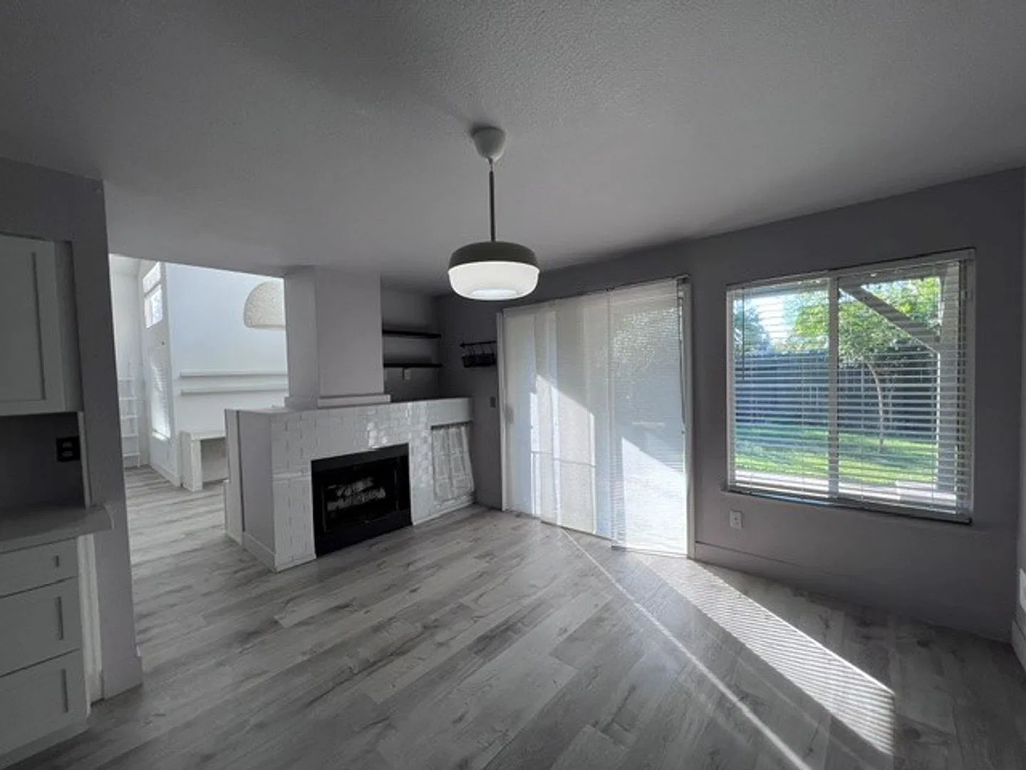 Beautiful Elk Grove home with updated kitchen and bathrooms. Close to schools and shopping. — Photo 4