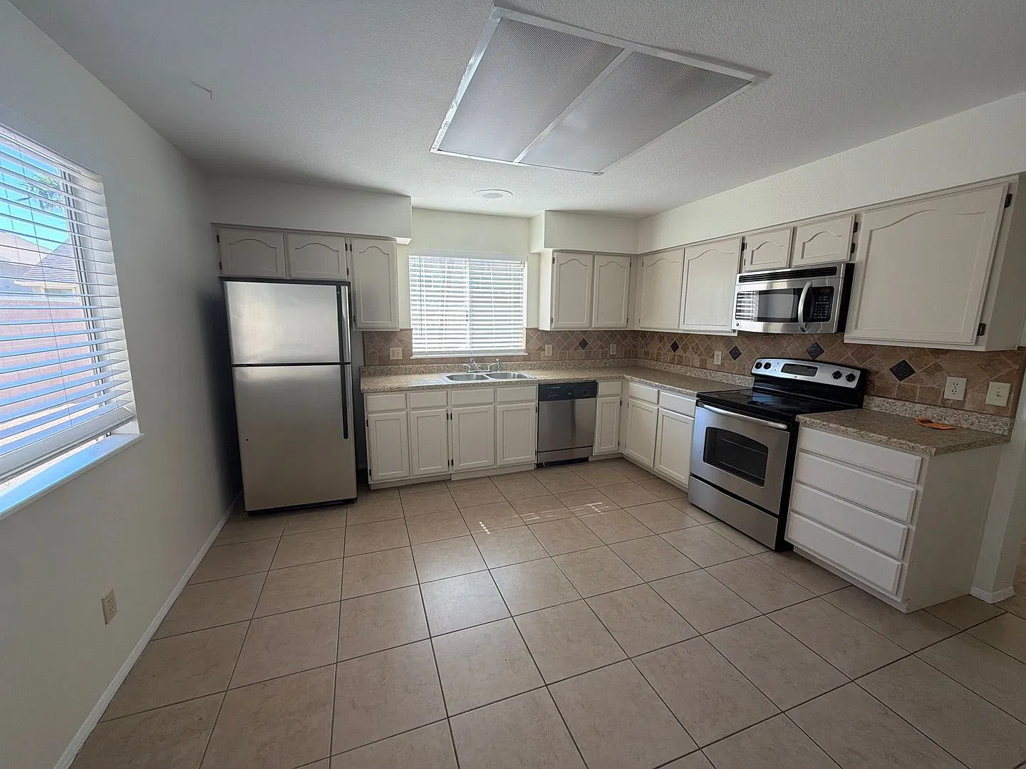 3 bed, 2.0 bath, 1356 sqft, $2,400 — Photo 3
