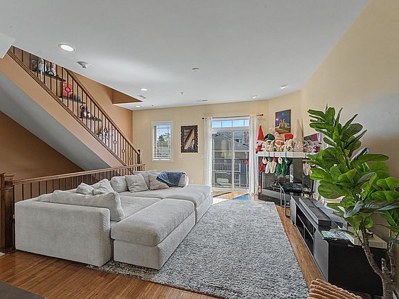 3rd image of 922 Warren Ave Unit 103