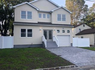 4 Garden Pl, Lindenhurst, NY 11757