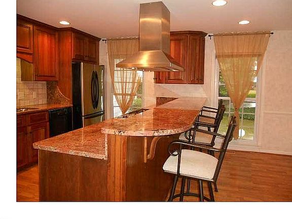4th image of 520 Elizabeth Lake Dr