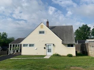 39 Azalea Ln, Levittown, PA 19055
