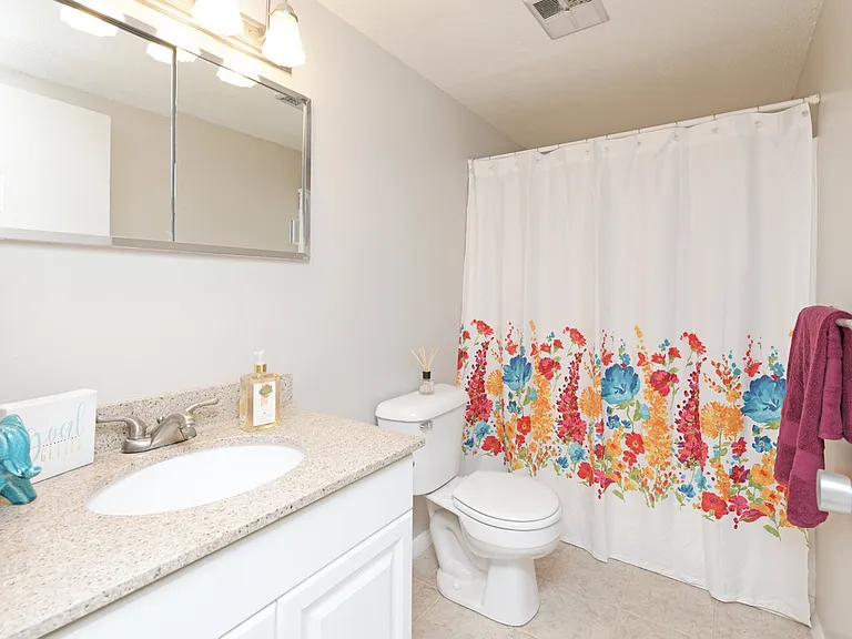 Bayside Country Club Apartments — Photo 28