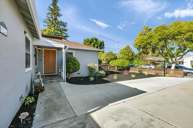 389 Lastreto Ave — Photo 3