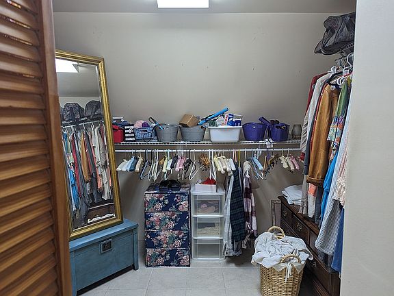 walk-in closet 
