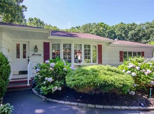 70 Grandview Ln, Smithtown, NY 11787