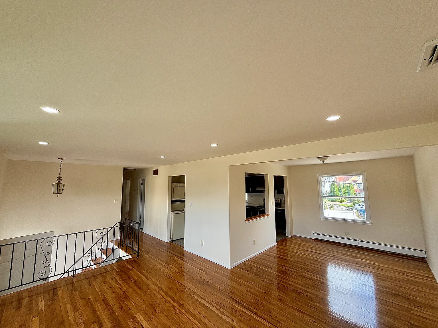 3 bed, 1200 sqft, $3,600 — Photo 2