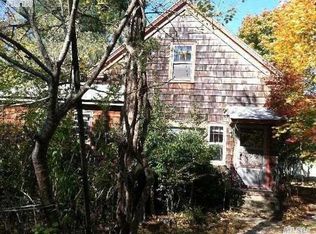 2 Old Squires Rd, Hampton Bays, NY 11946