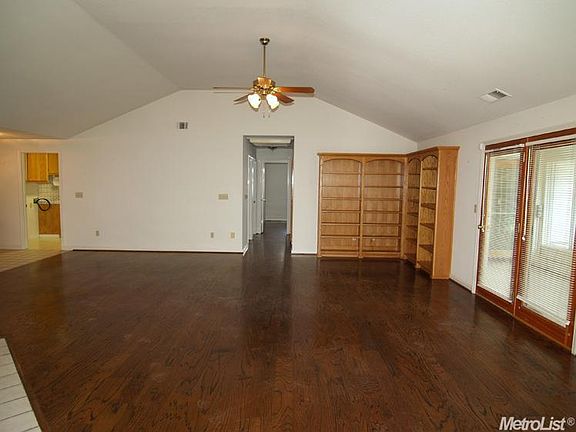 5th image of 81 Willow Glen Ave