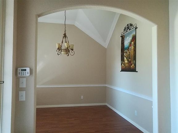 3rd image of 8661 Drayton Dr