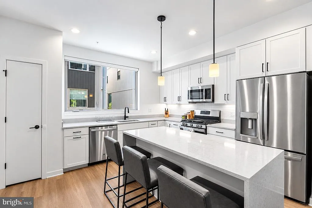 3 bed, 3.5 bath, 2115 sqft, $3,400 — Photo 1