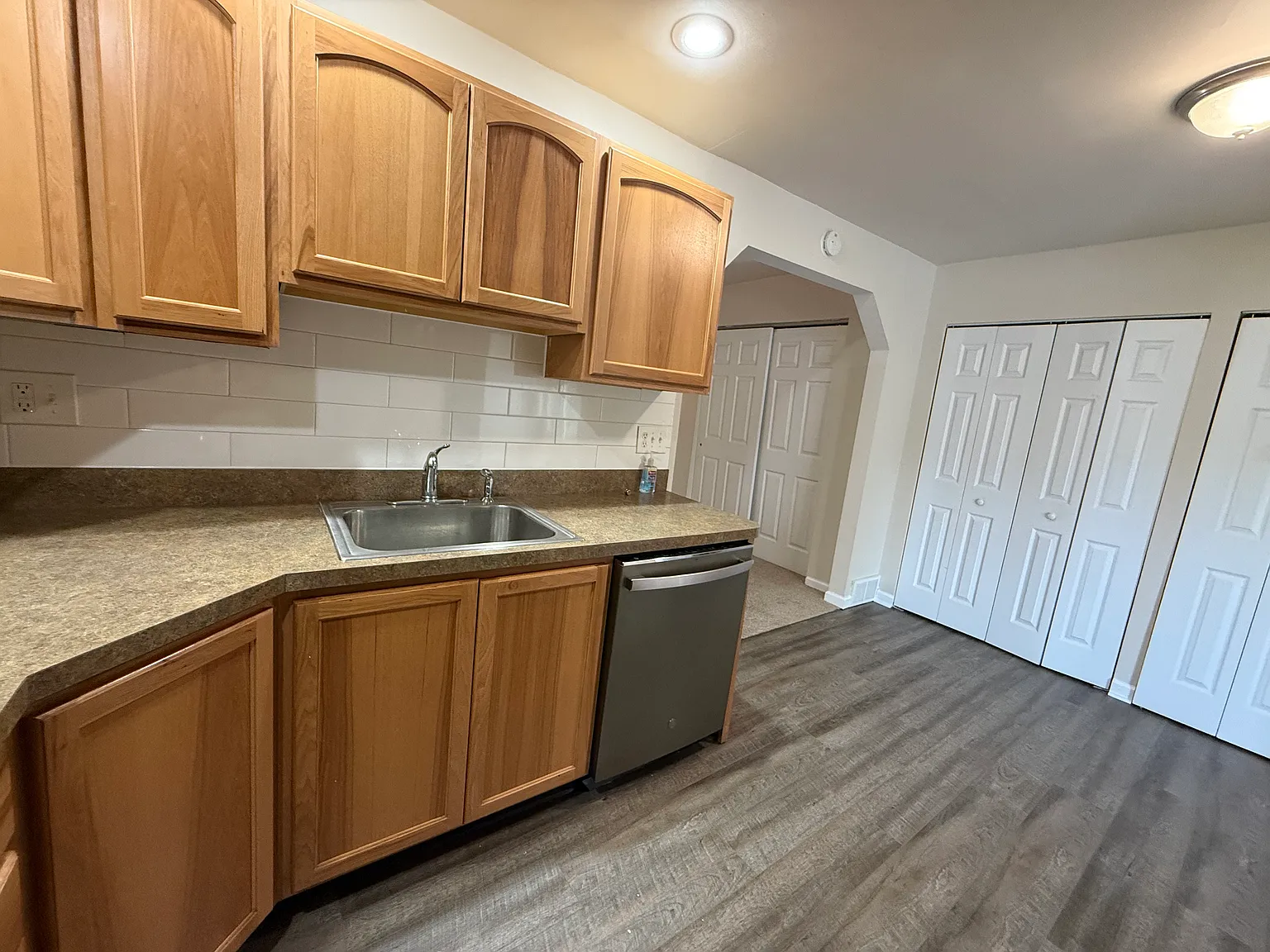 3 bed, 1949 sqft, $2,400 — Photo 1