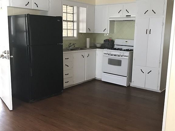 3rd image of 223 Leslie St