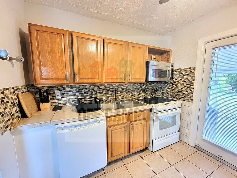 1148 Highland St — Photo 14