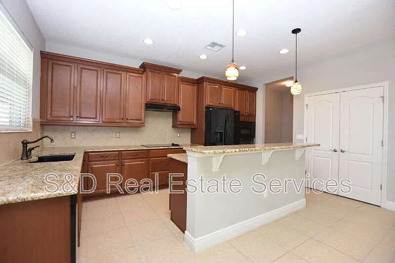 3 bed, 2.5 bath, 2631 sqft, $2,200 — Photo 2