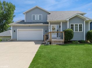 6113 E Oakwood Dr, Pleasant Hill, IA 50327