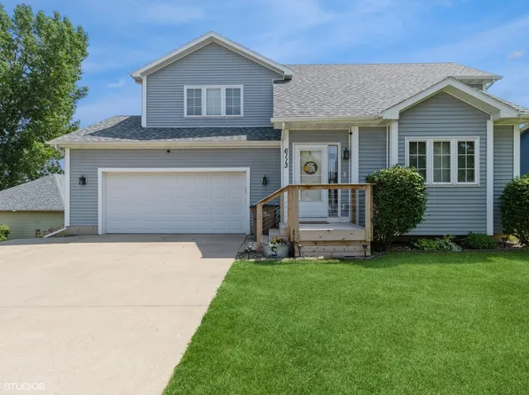 6113 E Oakwood Dr, Pleasant Hill, IA 50327