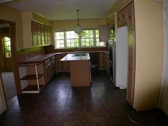 3rd image of 907 N Magnolia St