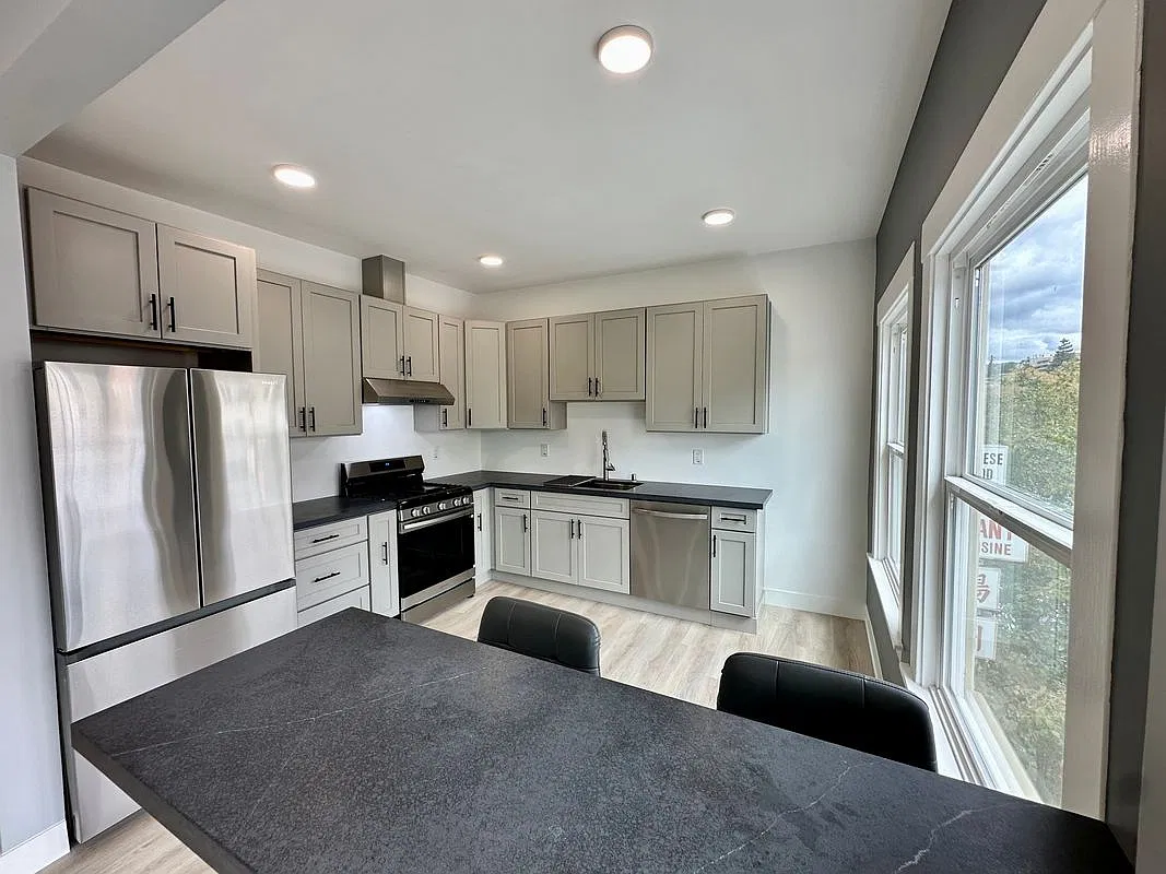 3 bed, 2.0 bath, 875 sqft, $4,100 — Photo 1