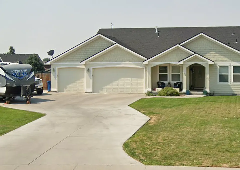 435 NE Greystone Loop