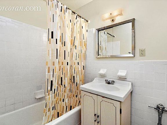 4th image of 3512 Oxford Ave APT 4D
