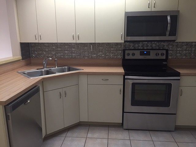 UPDATED KITCHEN--NEW Stainless Steel Appliances and Backspla
